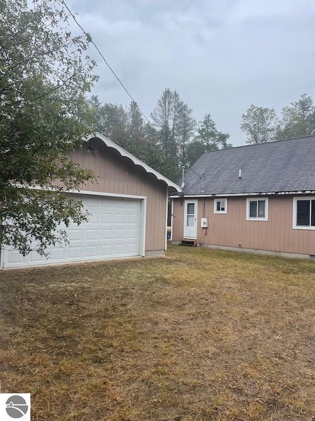 view of front of house featuring a front lawn