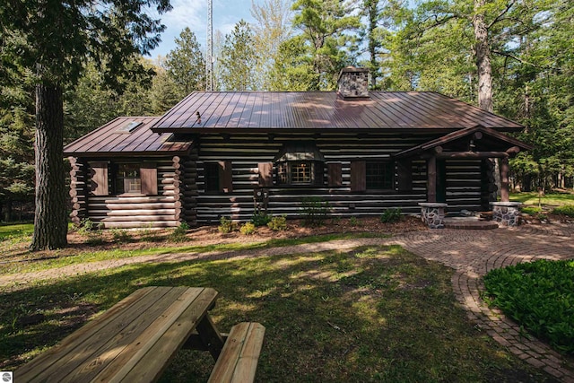 view of front of property featuring a front lawn