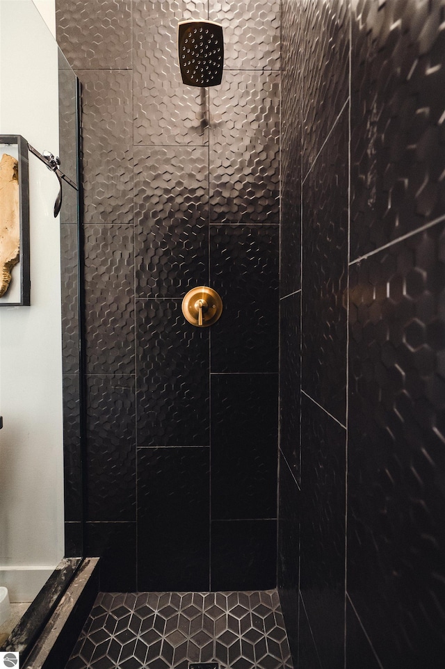 room details featuring a tile shower and tile patterned flooring