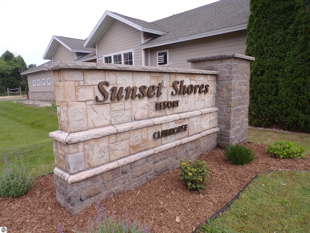 community sign with a yard