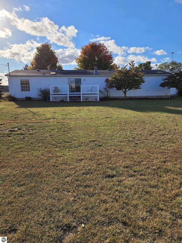 view of front of property featuring a front lawn