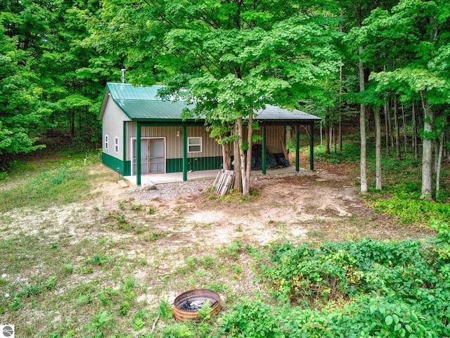 view of yard with an outbuilding