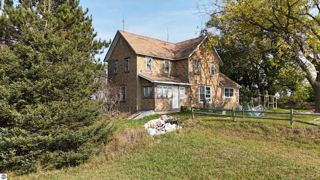 view of front of house featuring a front yard