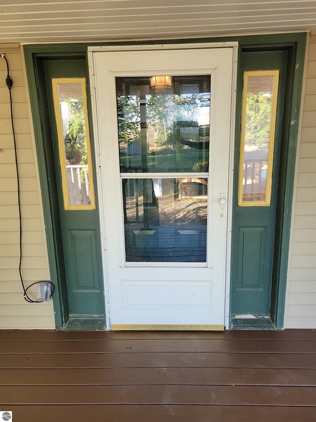 property entrance featuring a wooden deck