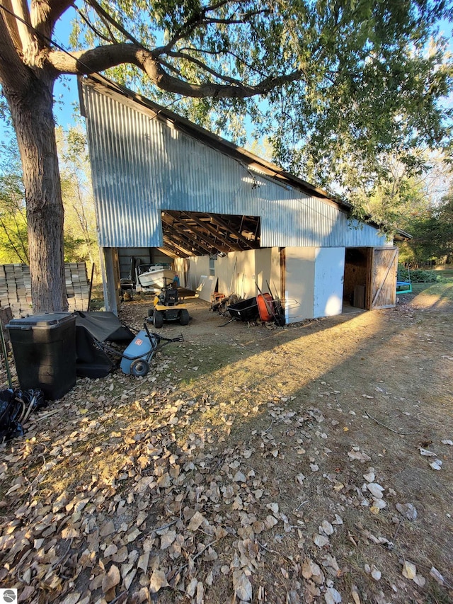 view of outbuilding