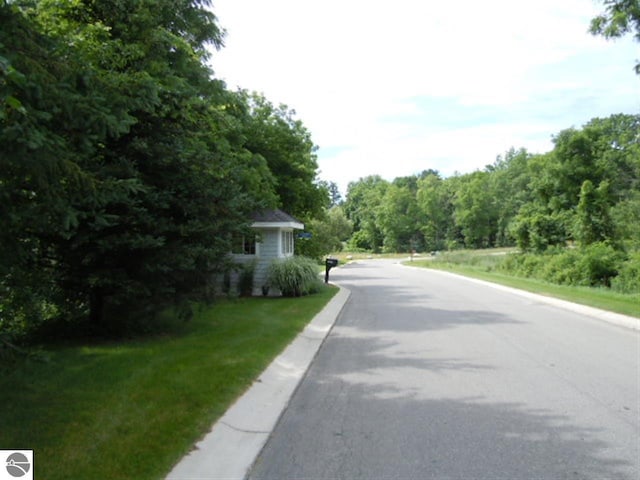 Listing photo 2 for 818 Incochee Woods Dr, Traverse City MI 49684