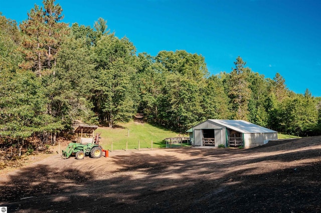 view of yard featuring an outbuilding