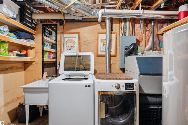 laundry room with sink and washing machine and dryer