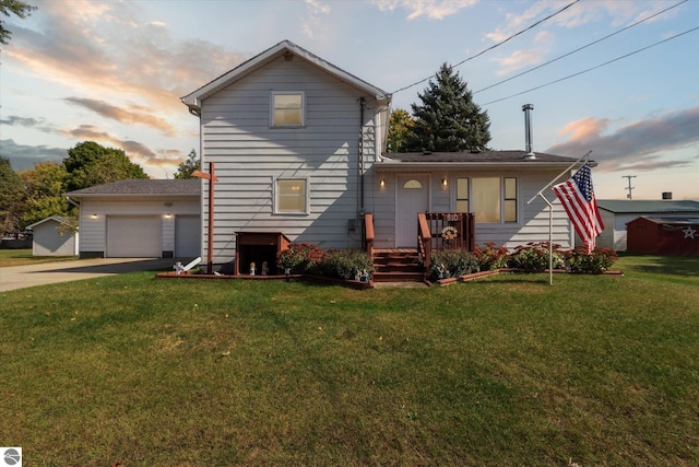 view of front facade featuring a lawn