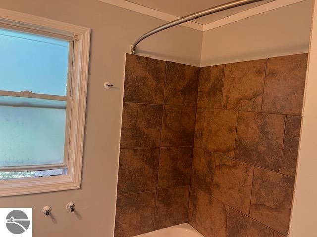 bathroom with tiled shower / bath