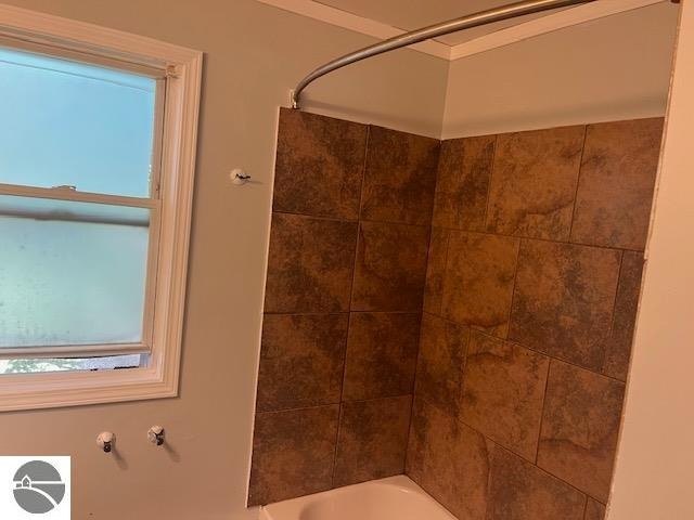 bathroom with plenty of natural light and tiled shower / bath combo