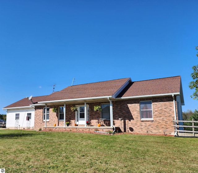 view of front of property featuring a front lawn