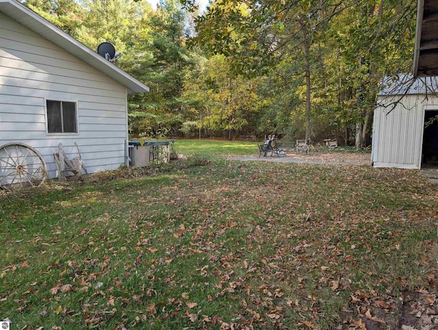 view of yard with a shed