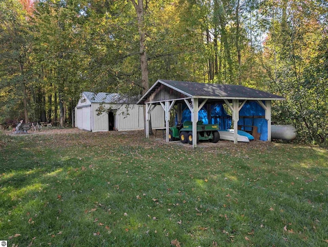 view of yard with an outdoor structure