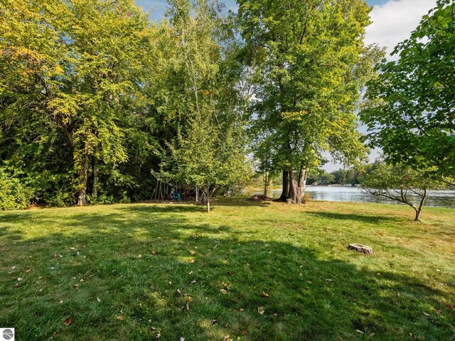 view of yard featuring a water view