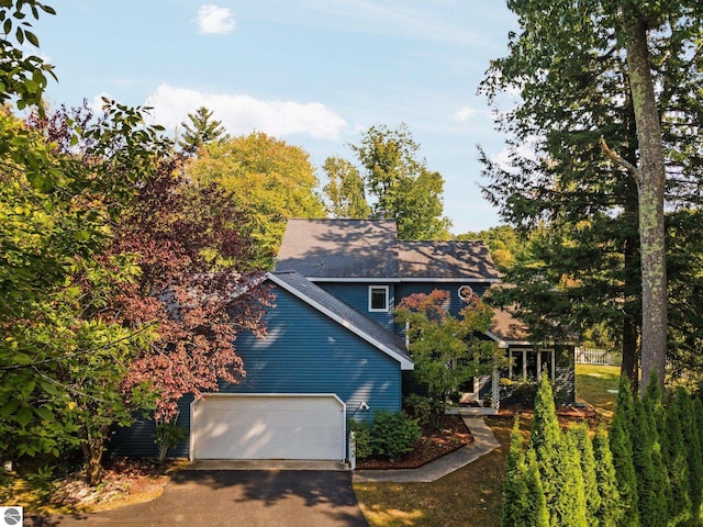 view of front facade featuring a garage