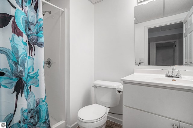 bathroom with a shower with curtain, vanity, and toilet