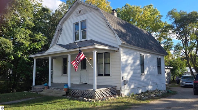 view of front of property featuring a front lawn and a porch