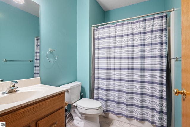 bathroom with a shower with shower curtain, vanity, and toilet