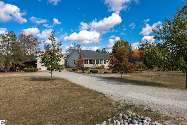 view of front facade featuring a front yard