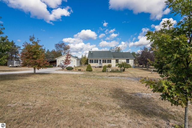 view of front of house featuring a front lawn