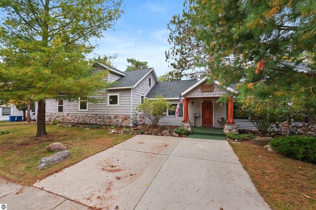 view of front of home featuring a front lawn