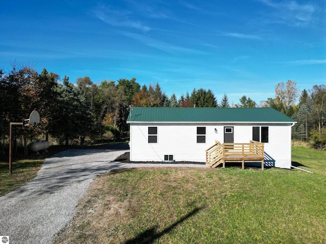 view of front of home with a front lawn