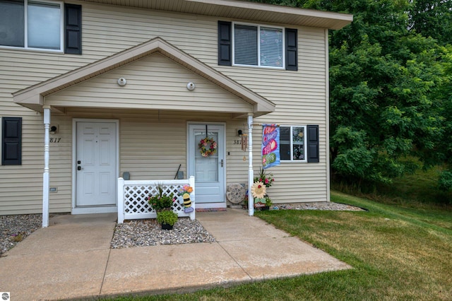 view of front of property featuring a front lawn