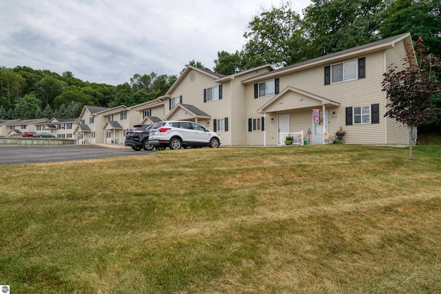 view of front facade featuring a front yard