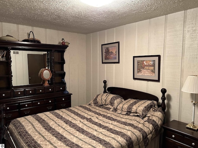 5417 Golfview Rd, Bellaire, MI 49615 - bedroom featuring a textured ceiling