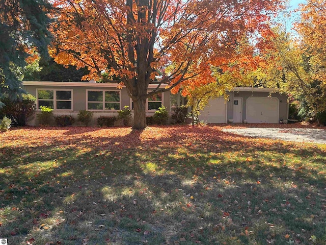 view of front of house featuring a front lawn and a garage