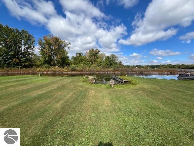 view of yard featuring a water view