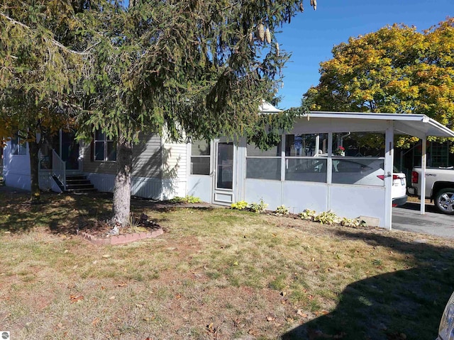 view of front of home featuring a front lawn