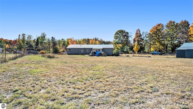 view of yard featuring a shed