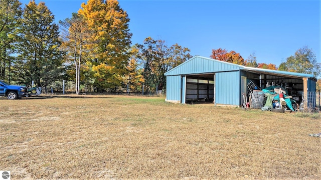 view of yard with an outdoor structure