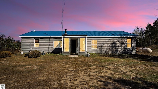 view of front of property featuring a lawn