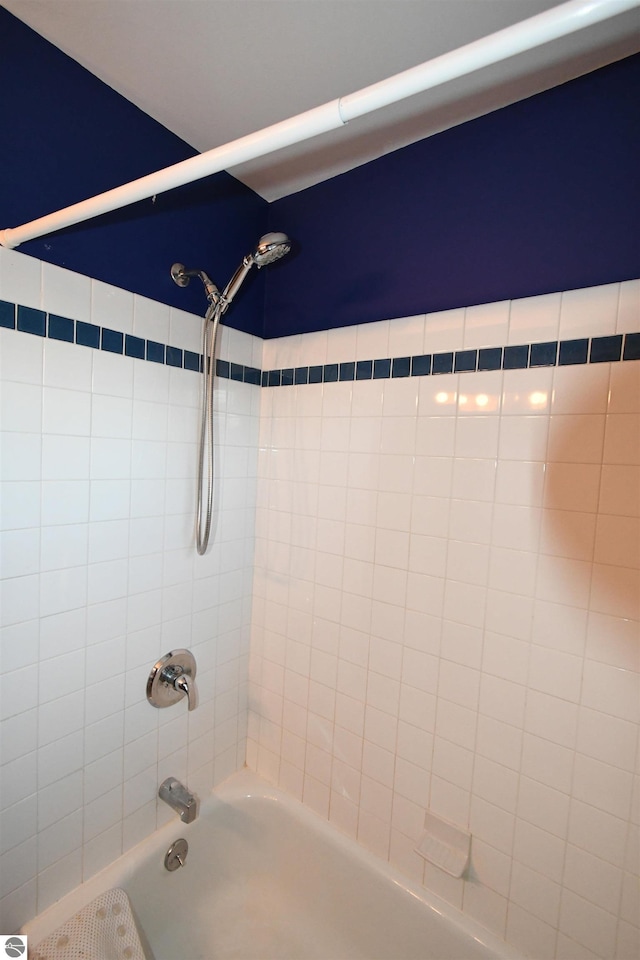 bathroom with tiled shower / bath