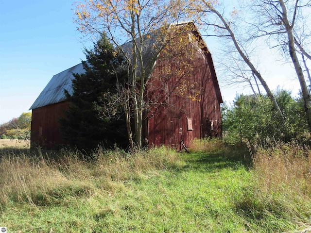 view of side of home featuring an outdoor structure