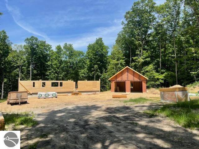 view of yard with a shed