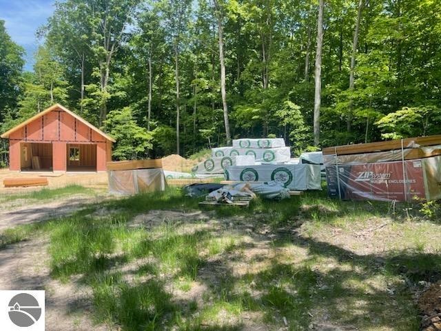 view of yard with an outbuilding