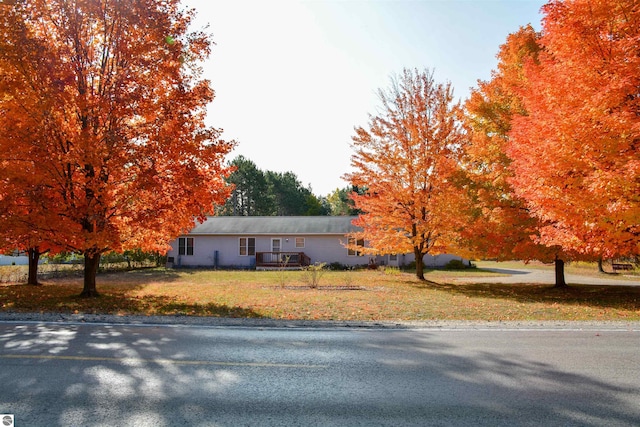 view of front of property with a front yard