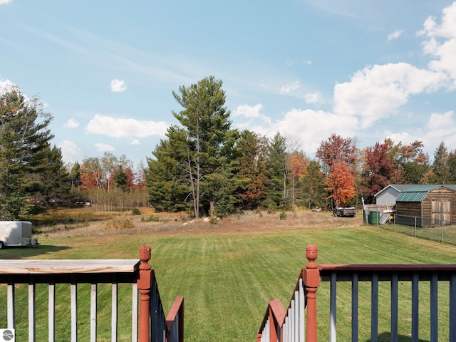 view of yard featuring an outdoor structure