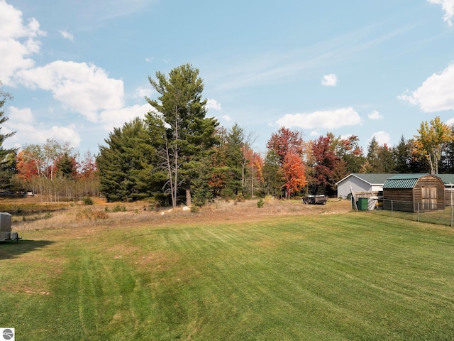 view of yard with an outdoor structure