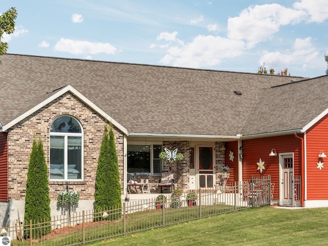 view of front of house with covered porch and a front lawn