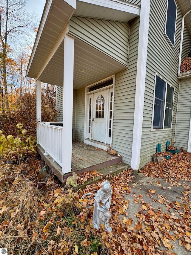 entrance to property featuring a porch