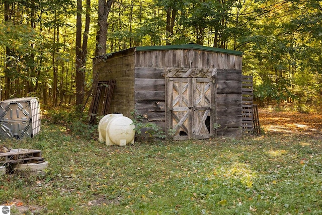 view of outdoor structure with a yard