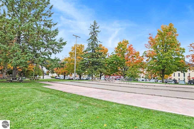 view of home's community featuring a yard