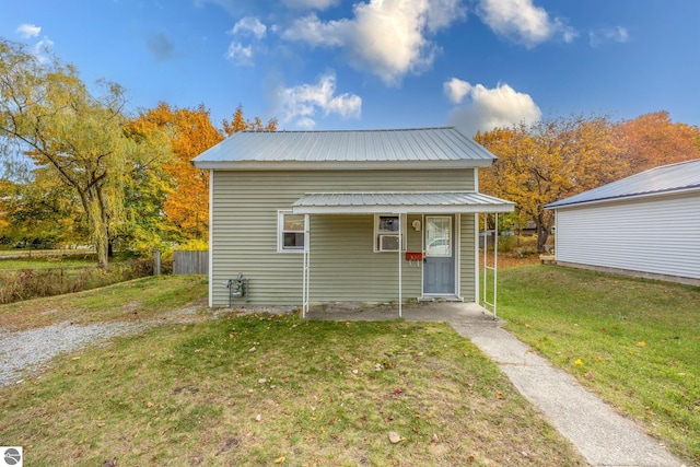 view of front facade with a front yard