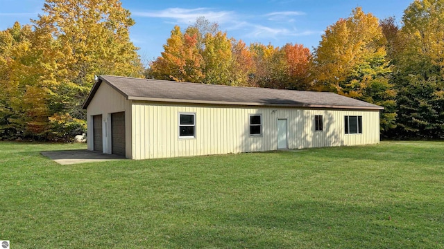 view of outdoor structure featuring a yard