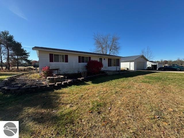 single story home with a front yard